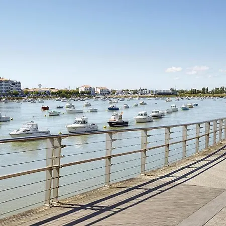 Terrasse De La Tour Du Port